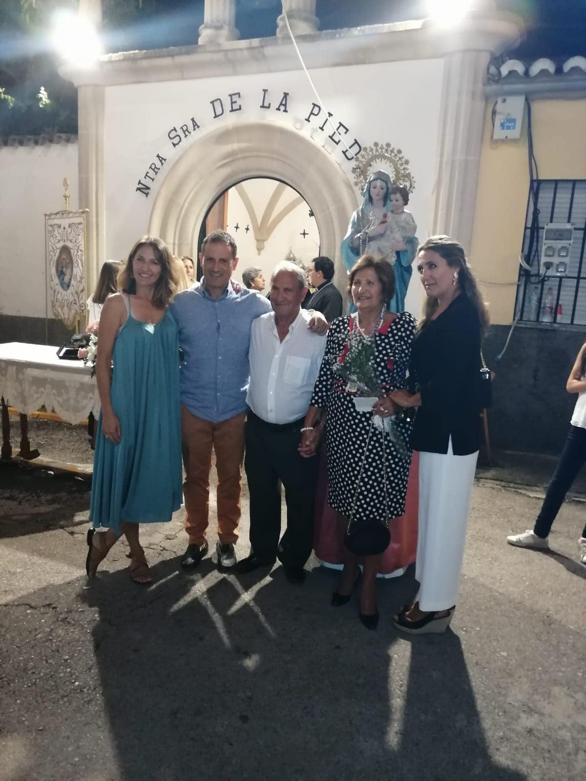 Los responsables de la hermandad de la Piedad hacen un balance muy positivo de las fiestas del barrio trujillano, que transcurrieron la semana pasada. Los días clave fueron el viernes, el sábado y el domingo, con una gran afluencia de público, tanto en los festejos populares como en los religiosos. Eso sí, la lluvia del sábado por la mañana mermó la afuencia de público infantil en los hinchables. No faltó el homenaje a los mayores, las verbenas, la puja, así como un espectáculo con un tributo a Raphael.