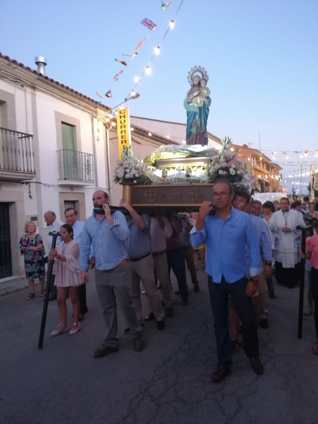 Los responsables de la hermandad de la Piedad hacen un balance muy positivo de las fiestas del barrio trujillano, que transcurrieron la semana pasada. Los días clave fueron el viernes, el sábado y el domingo, con una gran afluencia de público, tanto en los festejos populares como en los religiosos. Eso sí, la lluvia del sábado por la mañana mermó la afuencia de público infantil en los hinchables. No faltó el homenaje a los mayores, las verbenas, la puja, así como un espectáculo con un tributo a Raphael.