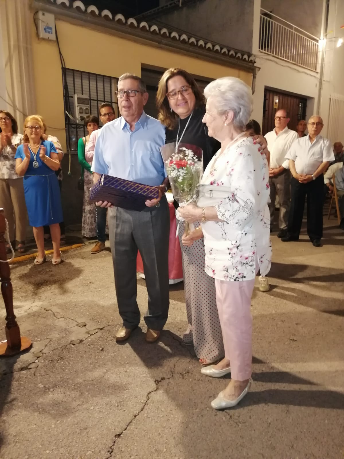 Los responsables de la hermandad de la Piedad hacen un balance muy positivo de las fiestas del barrio trujillano, que transcurrieron la semana pasada. Los días clave fueron el viernes, el sábado y el domingo, con una gran afluencia de público, tanto en los festejos populares como en los religiosos. Eso sí, la lluvia del sábado por la mañana mermó la afuencia de público infantil en los hinchables. No faltó el homenaje a los mayores, las verbenas, la puja, así como un espectáculo con un tributo a Raphael.