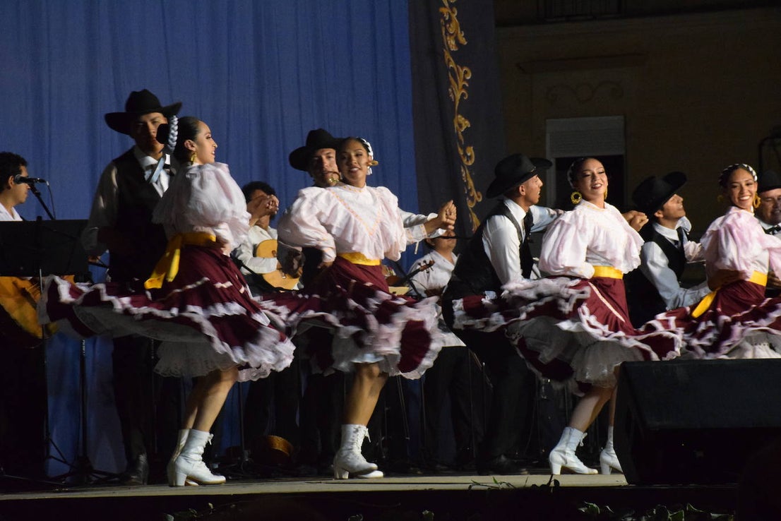 El Festival Valfermoso, organizado por la Asociación Coros y Danzas Virgen del Rosario, congregó a más de 700 personas en la plaza de Huertas de Ánimas. Como novedad, actuó la formación 'Cultura y tradición mexicana', con rimos y bailes muy variados. También se subieron al escenario el grupo infantil, el juvenil y el titular de entidad anfitriona. 