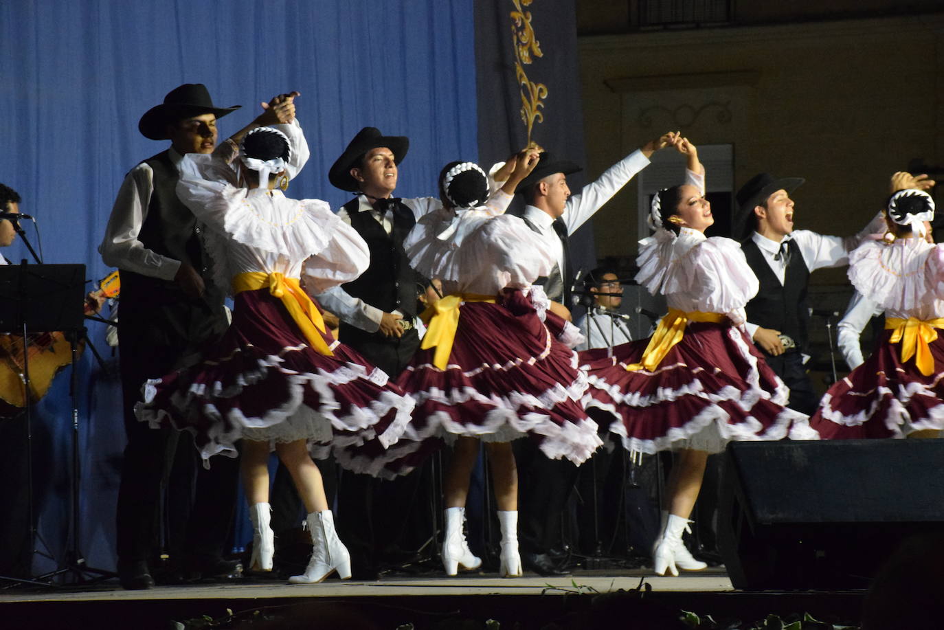 El Festival Valfermoso, organizado por la Asociación Coros y Danzas Virgen del Rosario, congregó a más de 700 personas en la plaza de Huertas de Ánimas. Como novedad, actuó la formación 'Cultura y tradición mexicana', con rimos y bailes muy variados. También se subieron al escenario el grupo infantil, el juvenil y el titular de entidad anfitriona. 