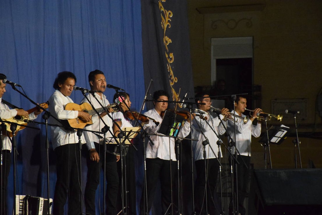 El Festival Valfermoso, organizado por la Asociación Coros y Danzas Virgen del Rosario, congregó a más de 700 personas en la plaza de Huertas de Ánimas. Como novedad, actuó la formación 'Cultura y tradición mexicana', con rimos y bailes muy variados. También se subieron al escenario el grupo infantil, el juvenil y el titular de entidad anfitriona. 