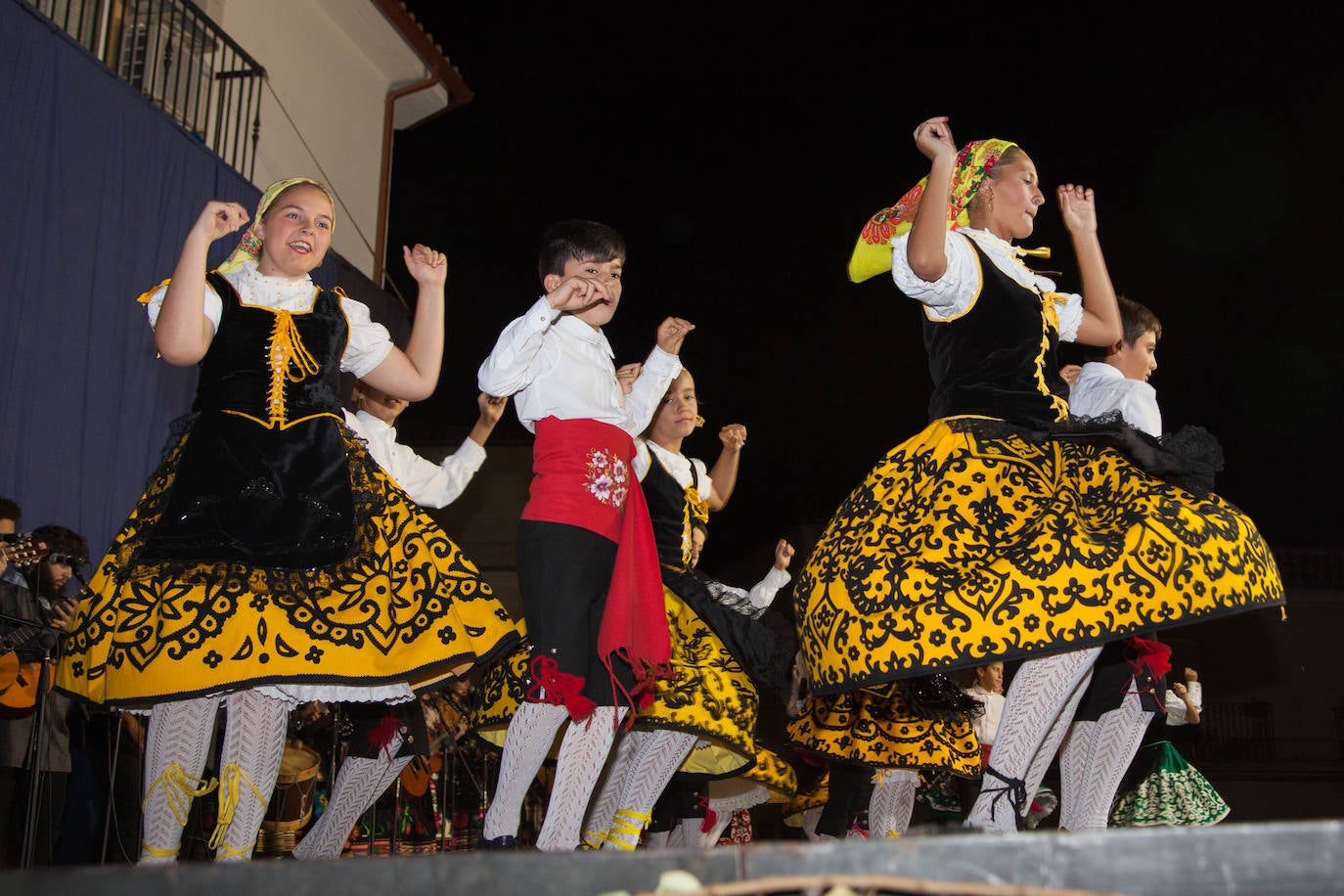 El Festival Valfermoso, organizado por la Asociación Coros y Danzas Virgen del Rosario, congregó a más de 700 personas en la plaza de Huertas de Ánimas. Como novedad, actuó la formación 'Cultura y tradición mexicana', con rimos y bailes muy variados. También se subieron al escenario el grupo infantil, el juvenil y el titular de entidad anfitriona. 