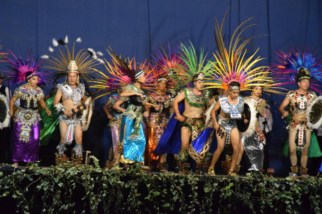 El Festival Valfermoso, organizado por la Asociación Coros y Danzas Virgen del Rosario, congregó a más de 700 personas en la plaza de Huertas de Ánimas. Como novedad, actuó la formación 'Cultura y tradición mexicana', con rimos y bailes muy variados. También se subieron al escenario el grupo infantil, el juvenil y el titular de entidad anfitriona. 