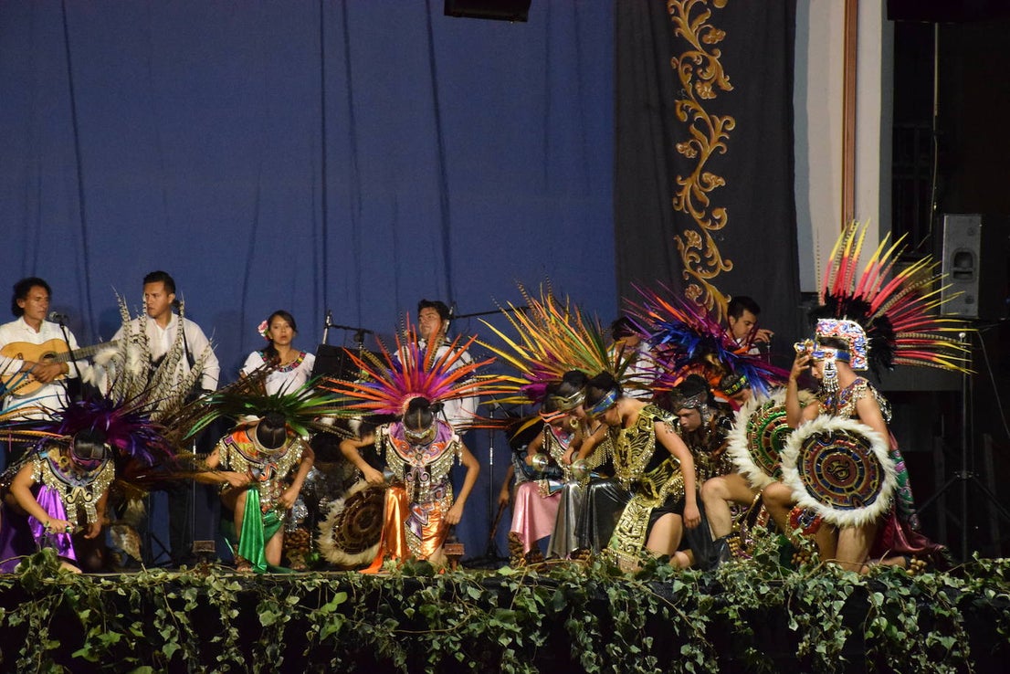 El Festival Valfermoso, organizado por la Asociación Coros y Danzas Virgen del Rosario, congregó a más de 700 personas en la plaza de Huertas de Ánimas. Como novedad, actuó la formación 'Cultura y tradición mexicana', con rimos y bailes muy variados. También se subieron al escenario el grupo infantil, el juvenil y el titular de entidad anfitriona. 