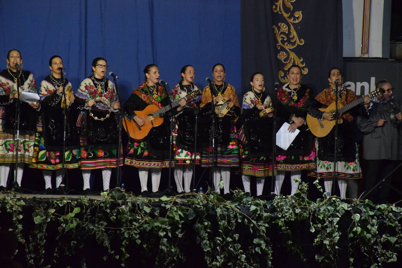 El Festival Valfermoso, organizado por la Asociación Coros y Danzas Virgen del Rosario, congregó a más de 700 personas en la plaza de Huertas de Ánimas. Como novedad, actuó la formación 'Cultura y tradición mexicana', con rimos y bailes muy variados. También se subieron al escenario el grupo infantil, el juvenil y el titular de entidad anfitriona. 