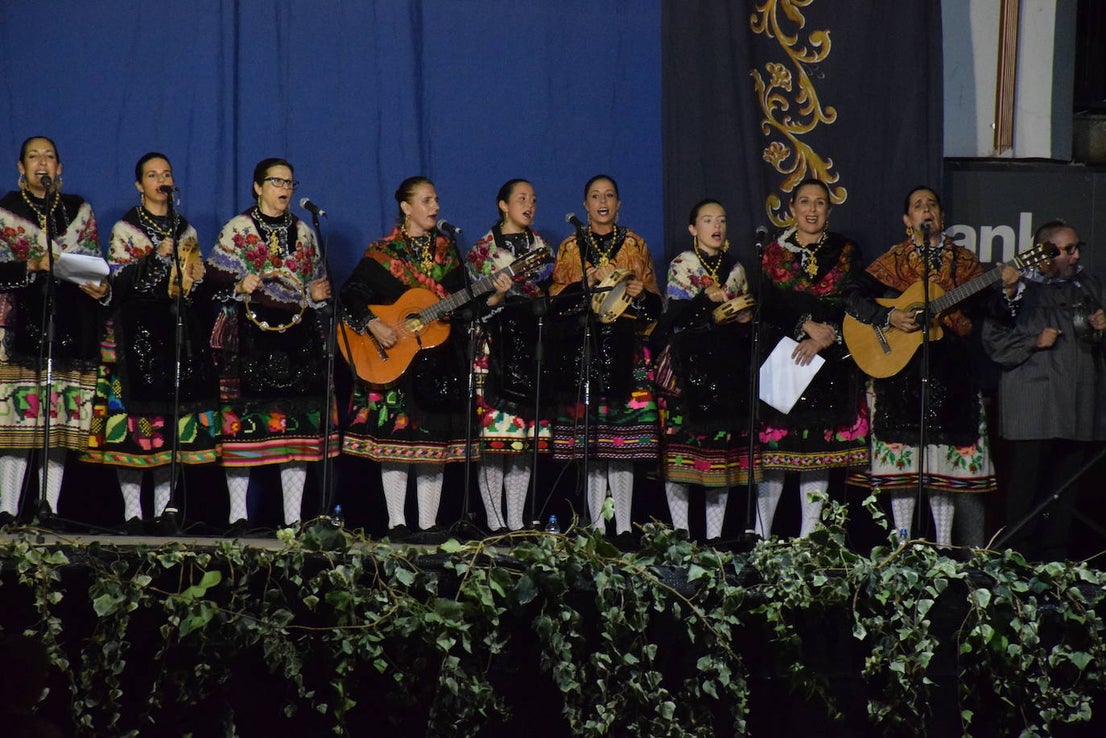 El Festival Valfermoso, organizado por la Asociación Coros y Danzas Virgen del Rosario, congregó a más de 700 personas en la plaza de Huertas de Ánimas. Como novedad, actuó la formación 'Cultura y tradición mexicana', con rimos y bailes muy variados. También se subieron al escenario el grupo infantil, el juvenil y el titular de entidad anfitriona. 