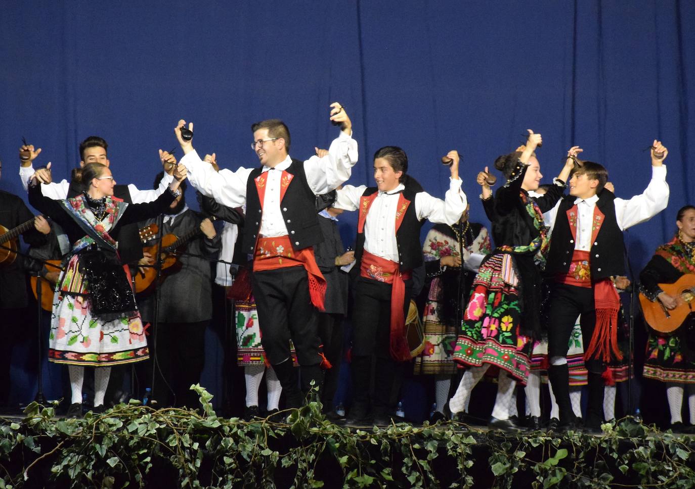 El Festival Valfermoso, organizado por la Asociación Coros y Danzas Virgen del Rosario, congregó a más de 700 personas en la plaza de Huertas de Ánimas. Como novedad, actuó la formación 'Cultura y tradición mexicana', con rimos y bailes muy variados. También se subieron al escenario el grupo infantil, el juvenil y el titular de entidad anfitriona. 