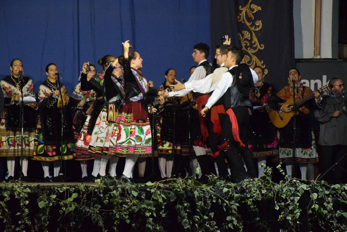 El Festival Valfermoso, organizado por la Asociación Coros y Danzas Virgen del Rosario, congregó a más de 700 personas en la plaza de Huertas de Ánimas. Como novedad, actuó la formación 'Cultura y tradición mexicana', con rimos y bailes muy variados. También se subieron al escenario el grupo infantil, el juvenil y el titular de entidad anfitriona. 