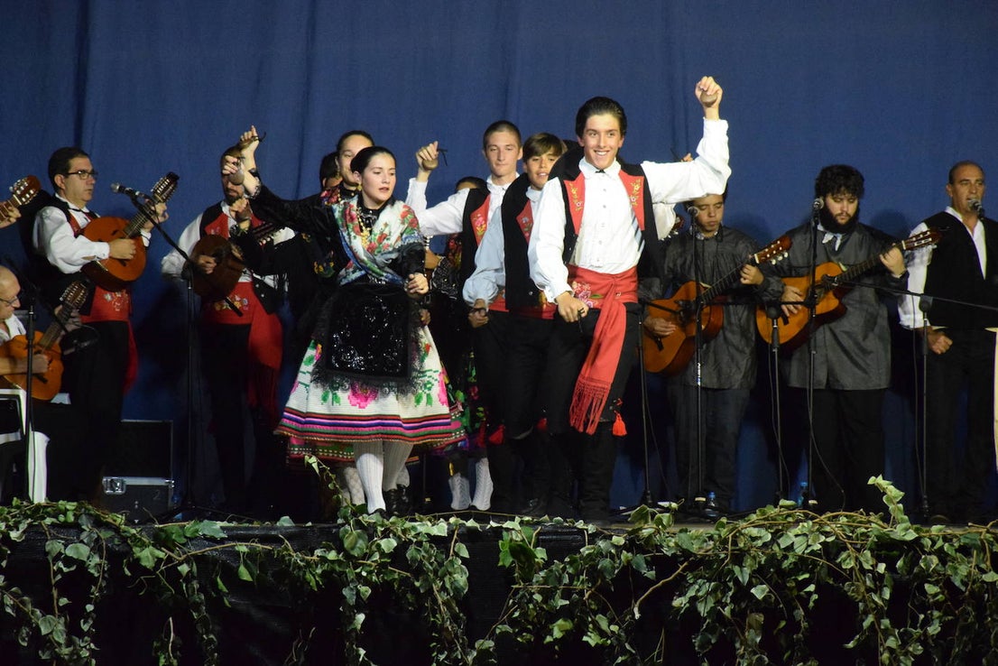 El Festival Valfermoso, organizado por la Asociación Coros y Danzas Virgen del Rosario, congregó a más de 700 personas en la plaza de Huertas de Ánimas. Como novedad, actuó la formación 'Cultura y tradición mexicana', con rimos y bailes muy variados. También se subieron al escenario el grupo infantil, el juvenil y el titular de entidad anfitriona. 