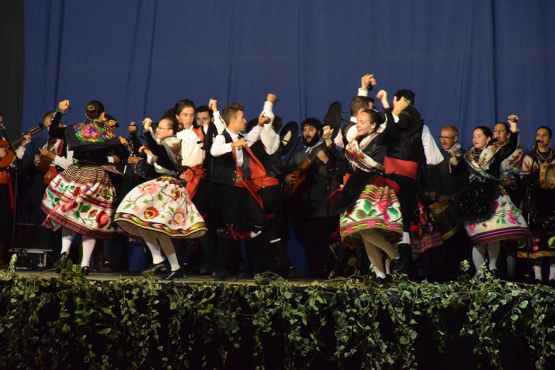 El Festival Valfermoso, organizado por la Asociación Coros y Danzas Virgen del Rosario, congregó a más de 700 personas en la plaza de Huertas de Ánimas. Como novedad, actuó la formación 'Cultura y tradición mexicana', con rimos y bailes muy variados. También se subieron al escenario el grupo infantil, el juvenil y el titular de entidad anfitriona. 