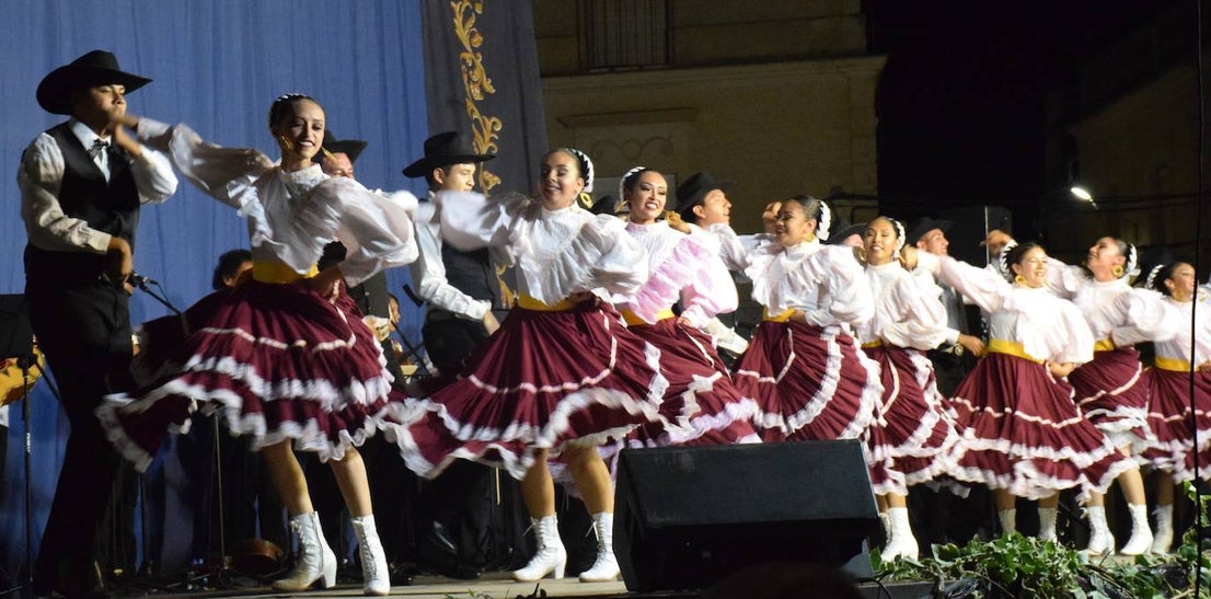 El Festival Valfermoso, organizado por la Asociación Coros y Danzas Virgen del Rosario, congregó a más de 700 personas en la plaza de Huertas de Ánimas. Como novedad, actuó la formación 'Cultura y tradición mexicana', con rimos y bailes muy variados. También se subieron al escenario el grupo infantil, el juvenil y el titular de entidad anfitriona. 