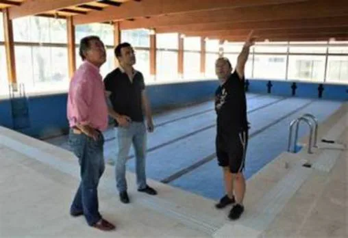 El concejal de Obras junto al arquitecto municipal y a un técnico de Deportes en la piscina climatizada 