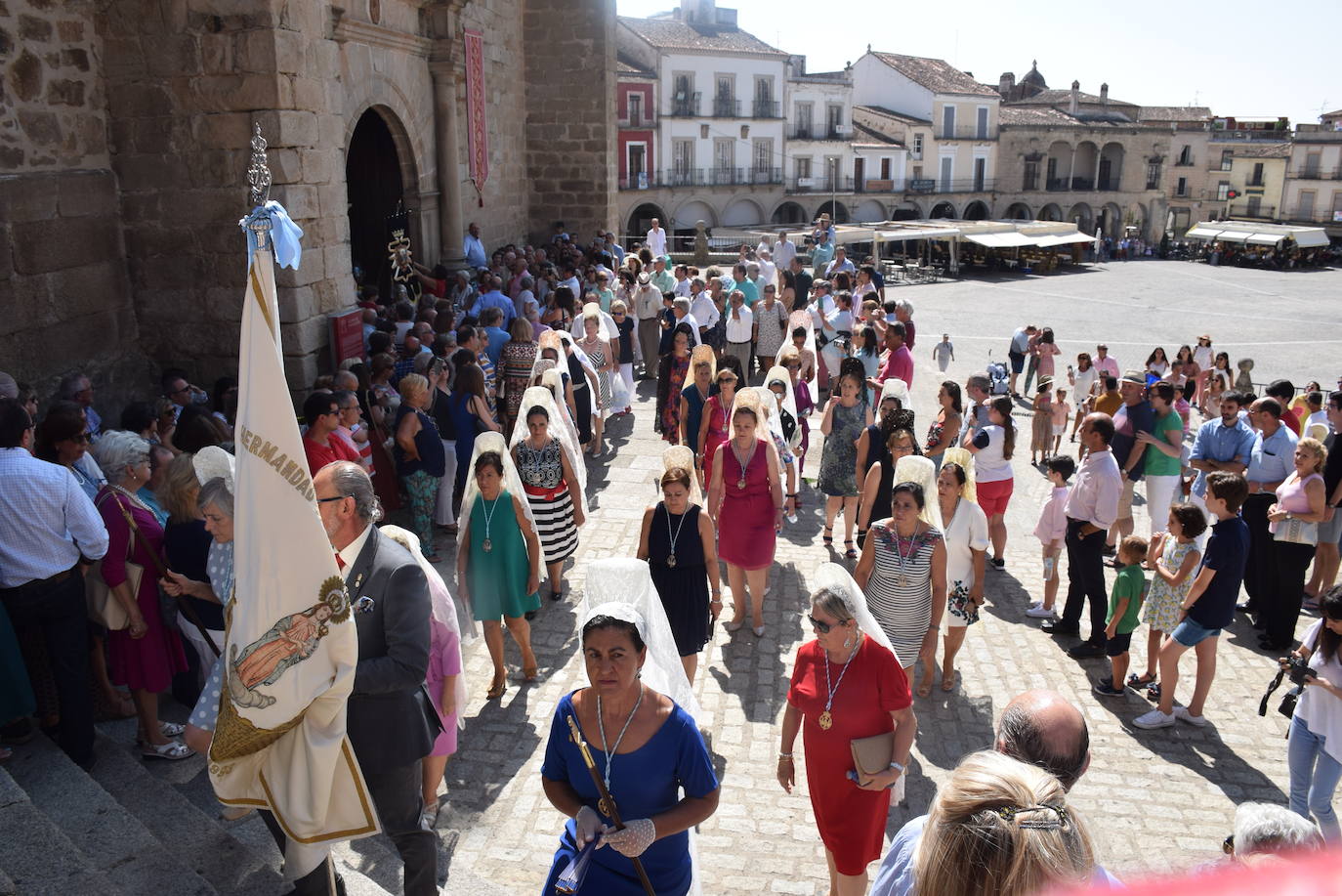 La ciudad despidió ayer los actos religiosos de las fiestas patronales con la tradicional subida, en procesión, de la Patrona, la Virgen de la Victoria, desde la iglesia de San Martín a la alcazaba trujillana. En su explanada, se cantó por última vez en estas fiestas el himno Salve. 