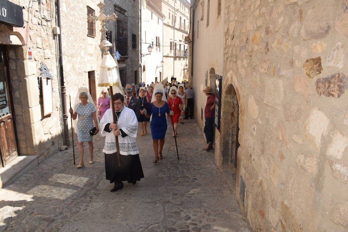 La ciudad despidió ayer los actos religiosos de las fiestas patronales con la tradicional subida, en procesión, de la Patrona, la Virgen de la Victoria, desde la iglesia de San Martín a la alcazaba trujillana. En su explanada, se cantó por última vez en estas fiestas el himno Salve. 