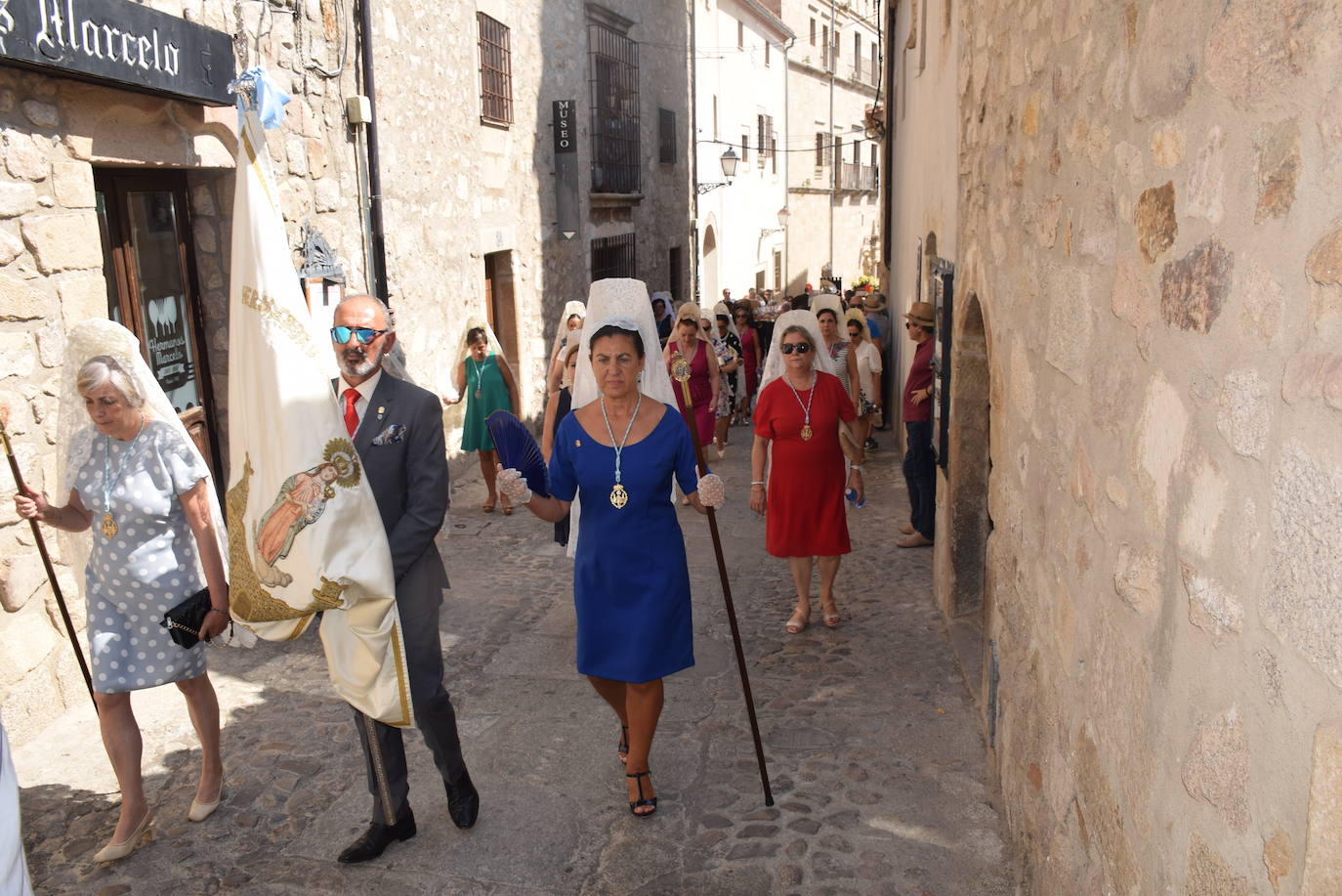 La ciudad despidió ayer los actos religiosos de las fiestas patronales con la tradicional subida, en procesión, de la Patrona, la Virgen de la Victoria, desde la iglesia de San Martín a la alcazaba trujillana. En su explanada, se cantó por última vez en estas fiestas el himno Salve. 