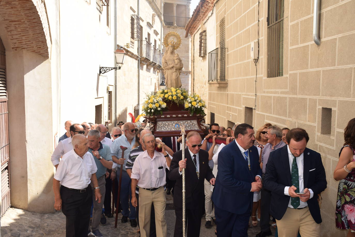 La ciudad despidió ayer los actos religiosos de las fiestas patronales con la tradicional subida, en procesión, de la Patrona, la Virgen de la Victoria, desde la iglesia de San Martín a la alcazaba trujillana. En su explanada, se cantó por última vez en estas fiestas el himno Salve. 