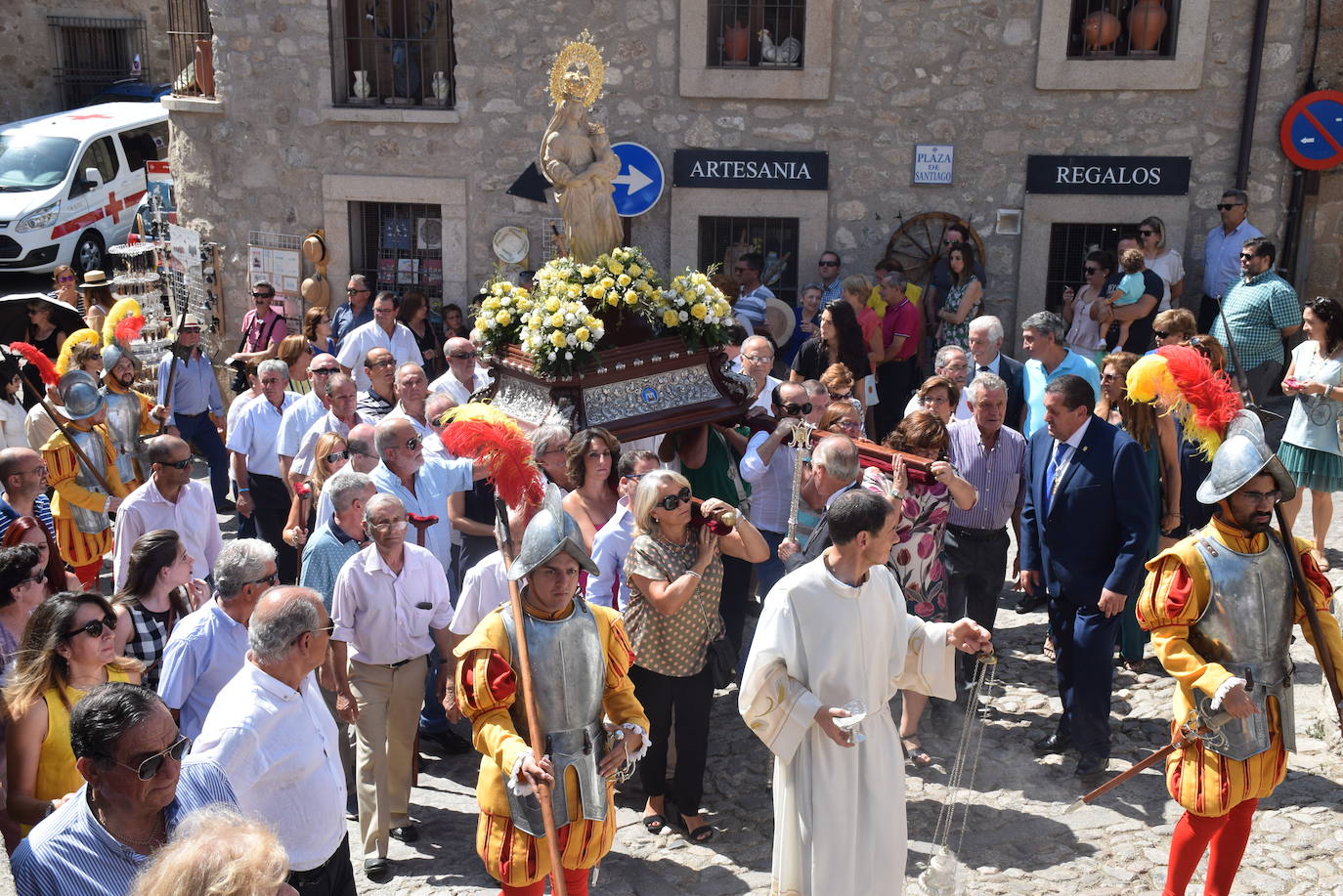 La ciudad despidió ayer los actos religiosos de las fiestas patronales con la tradicional subida, en procesión, de la Patrona, la Virgen de la Victoria, desde la iglesia de San Martín a la alcazaba trujillana. En su explanada, se cantó por última vez en estas fiestas el himno Salve. 