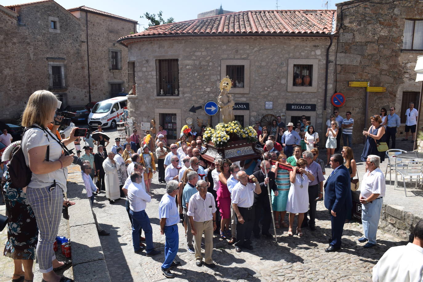 La ciudad despidió ayer los actos religiosos de las fiestas patronales con la tradicional subida, en procesión, de la Patrona, la Virgen de la Victoria, desde la iglesia de San Martín a la alcazaba trujillana. En su explanada, se cantó por última vez en estas fiestas el himno Salve. 