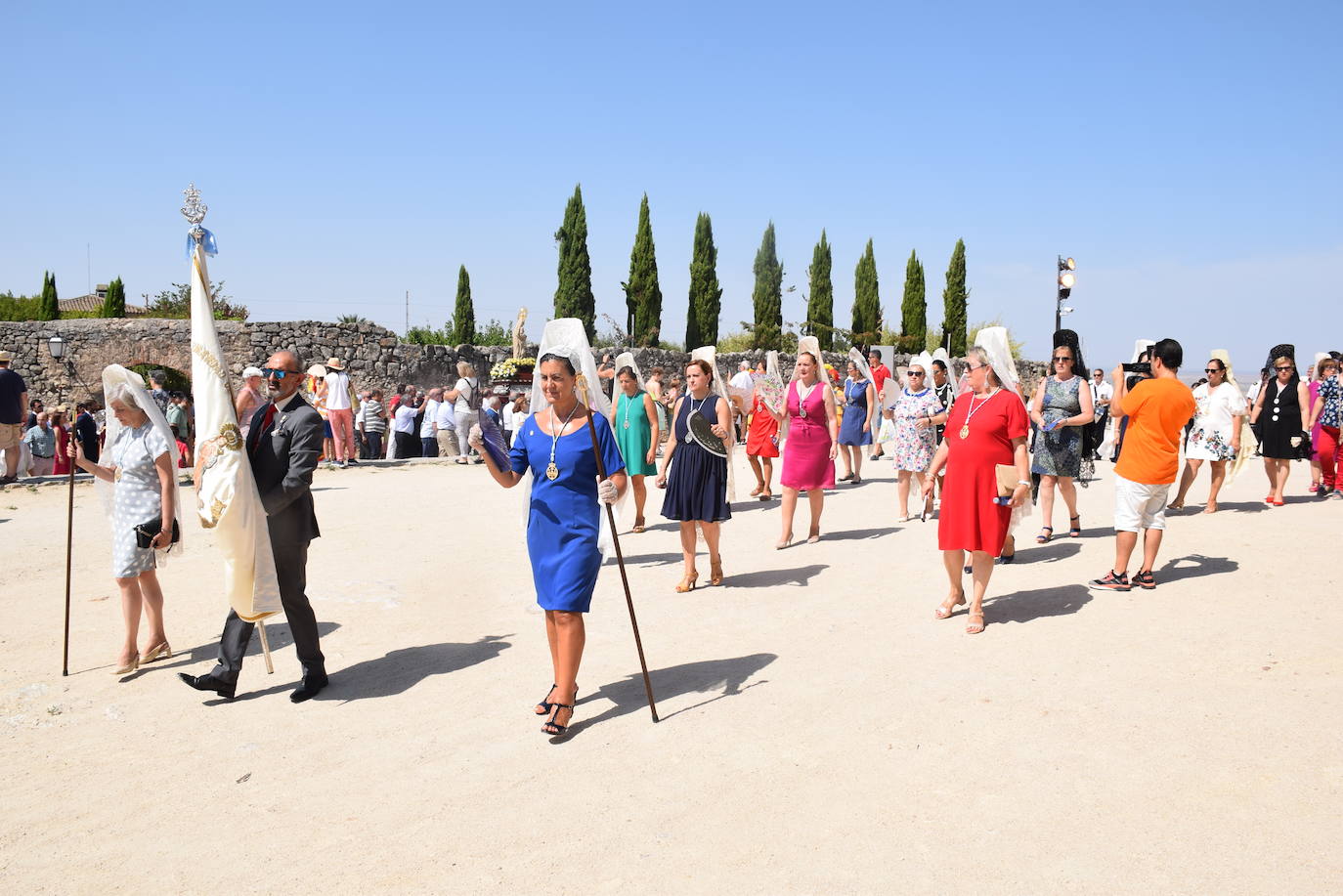 La ciudad despidió ayer los actos religiosos de las fiestas patronales con la tradicional subida, en procesión, de la Patrona, la Virgen de la Victoria, desde la iglesia de San Martín a la alcazaba trujillana. En su explanada, se cantó por última vez en estas fiestas el himno Salve. 