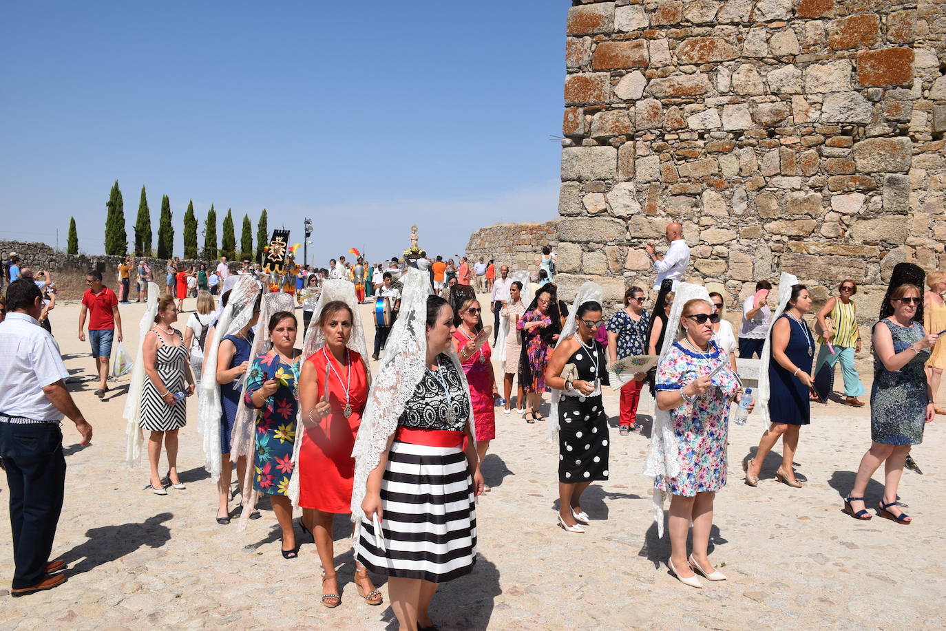 La ciudad despidió ayer los actos religiosos de las fiestas patronales con la tradicional subida, en procesión, de la Patrona, la Virgen de la Victoria, desde la iglesia de San Martín a la alcazaba trujillana. En su explanada, se cantó por última vez en estas fiestas el himno Salve. 
