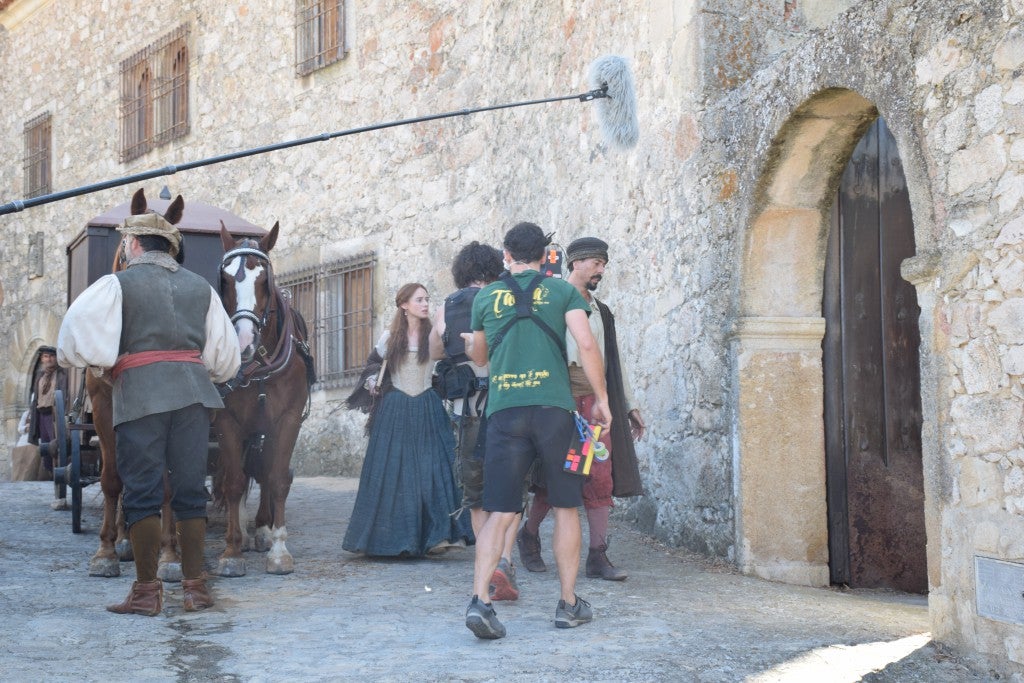 La parte antigua se convirtió en la Plasencia del siglo XVI, por donde caminaba la heroína Inés de Suárez, justo antes de emprender su viaje al Nuevo Mundo en busca de su marido, Juan de Málaga. Así fue parte del rodaje de la serie 'Inés del alma mía' en la ciudad. Contó con tres jornadas y en ellas participó la protagonista, Elena Rivera.