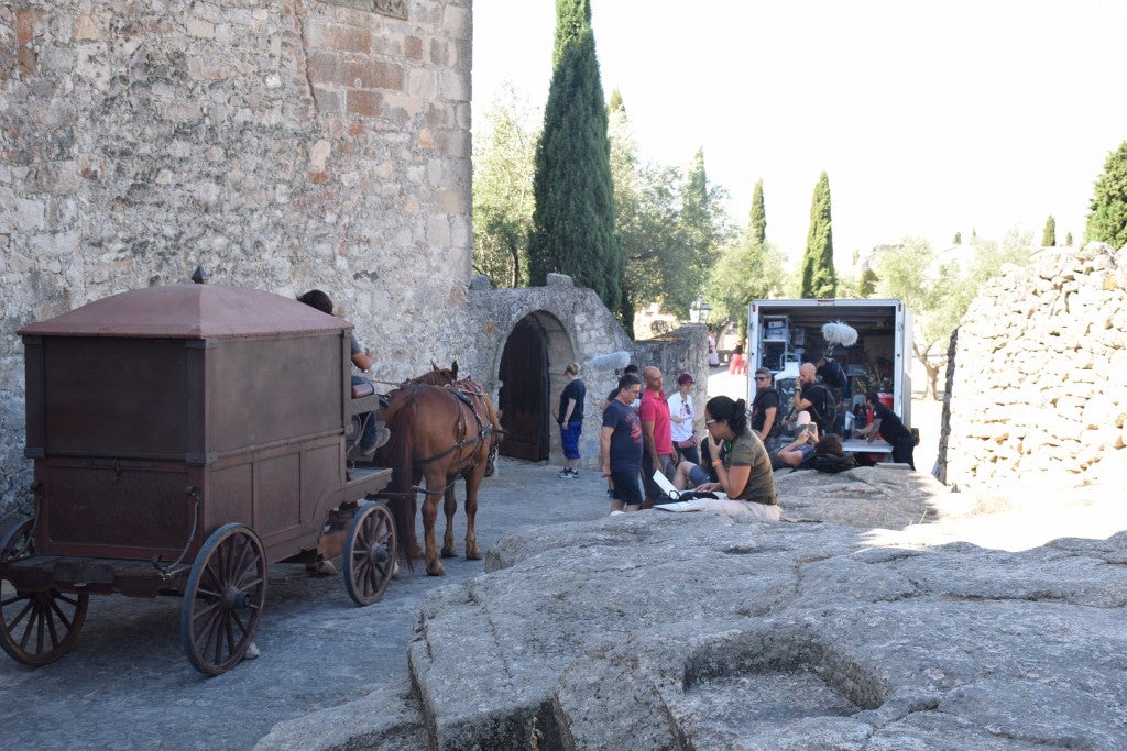 La parte antigua se convirtió en la Plasencia del siglo XVI, por donde caminaba la heroína Inés de Suárez, justo antes de emprender su viaje al Nuevo Mundo en busca de su marido, Juan de Málaga. Así fue parte del rodaje de la serie 'Inés del alma mía' en la ciudad. Contó con tres jornadas y en ellas participó la protagonista, Elena Rivera.