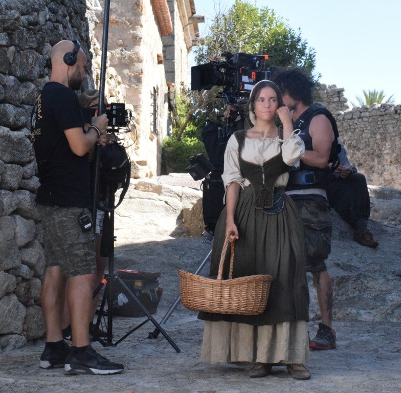 La parte antigua se convirtió en la Plasencia del siglo XVI, por donde caminaba la heroína Inés de Suárez, justo antes de emprender su viaje al Nuevo Mundo en busca de su marido, Juan de Málaga. Así fue parte del rodaje de la serie 'Inés del alma mía' en la ciudad. Contó con tres jornadas y en ellas participó la protagonista, Elena Rivera.