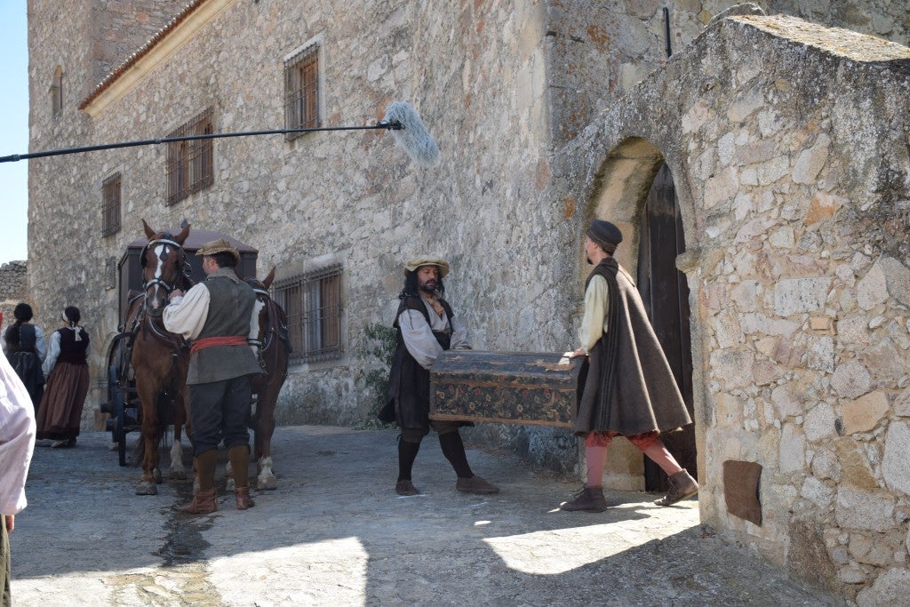 La parte antigua se convirtió en la Plasencia del siglo XVI, por donde caminaba la heroína Inés de Suárez, justo antes de emprender su viaje al Nuevo Mundo en busca de su marido, Juan de Málaga. Así fue parte del rodaje de la serie 'Inés del alma mía' en la ciudad. Contó con tres jornadas y en ellas participó la protagonista, Elena Rivera.