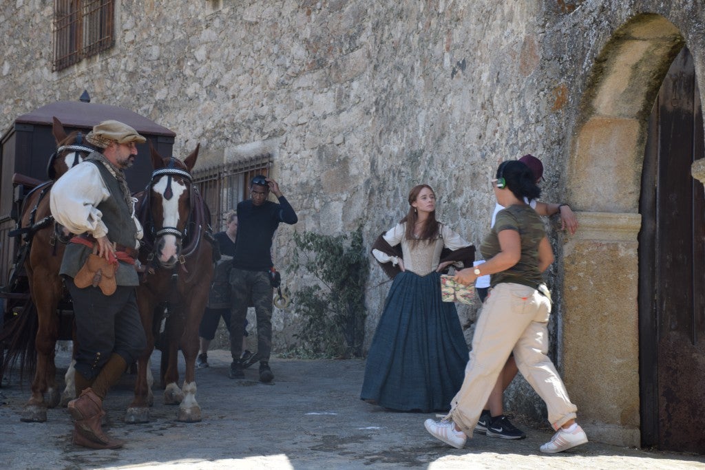 La parte antigua se convirtió en la Plasencia del siglo XVI, por donde caminaba la heroína Inés de Suárez, justo antes de emprender su viaje al Nuevo Mundo en busca de su marido, Juan de Málaga. Así fue parte del rodaje de la serie 'Inés del alma mía' en la ciudad. Contó con tres jornadas y en ellas participó la protagonista, Elena Rivera.