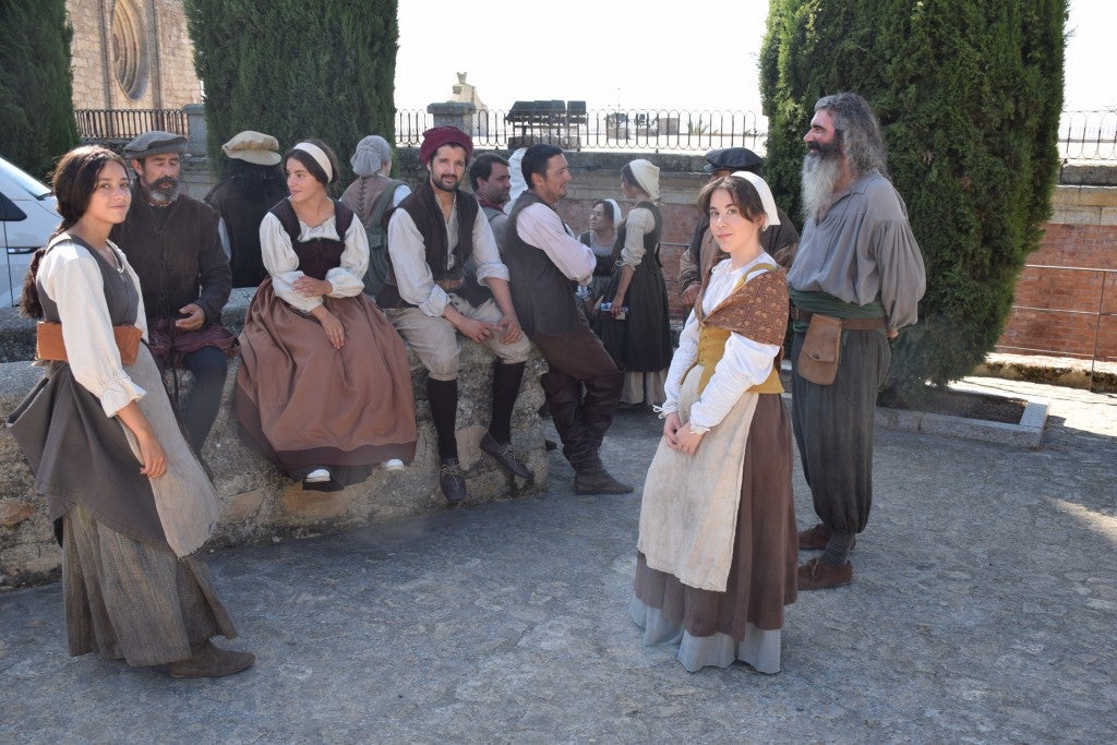 La parte antigua se convirtió en la Plasencia del siglo XVI, por donde caminaba la heroína Inés de Suárez, justo antes de emprender su viaje al Nuevo Mundo en busca de su marido, Juan de Málaga. Así fue parte del rodaje de la serie 'Inés del alma mía' en la ciudad. Contó con tres jornadas y en ellas participó la protagonista, Elena Rivera.