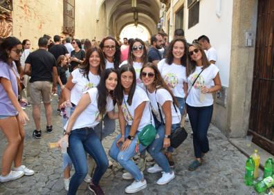 Imagen secundaria 1 - Las mujeres se echaron ayer a la calle para vivir su día en las fiestas