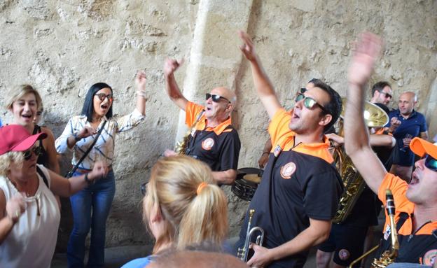 Imagen principal - Las mujeres se echaron ayer a la calle para vivir su día en las fiestas