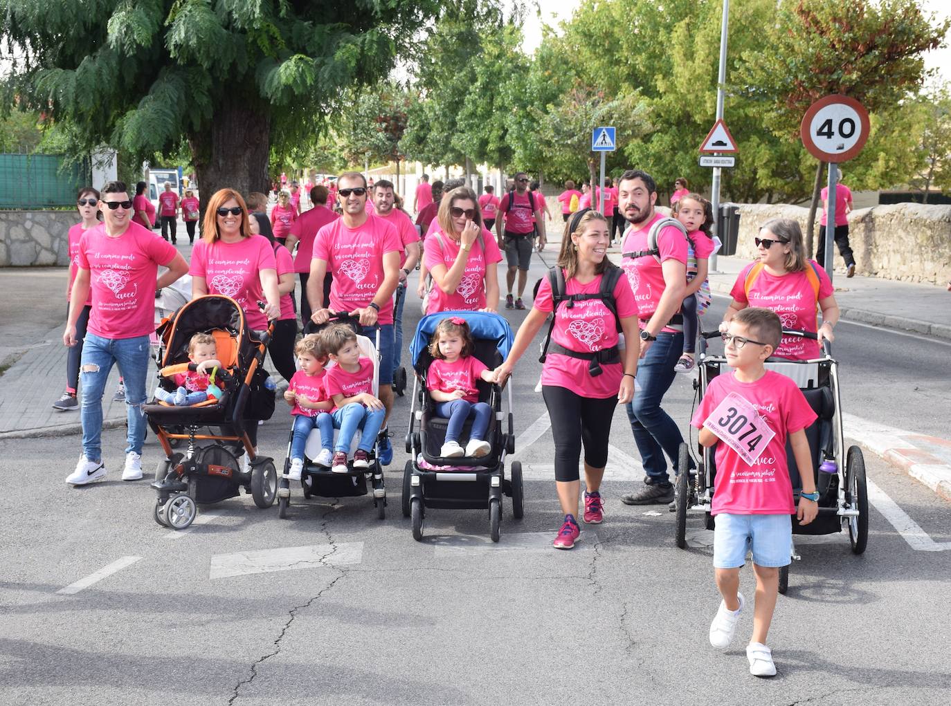 Imagen principal - La ciudad se tiñe un año más de rosa con su marcha contra el cáncer