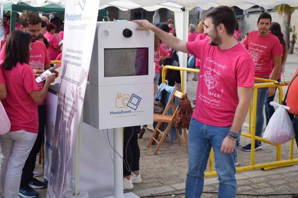 Las calles de la ciudad se tiñeron de rosa, con la celebración ayer de la multitudinaria VIII Marcha Contra el Cáncer. Reunió no solo a vecinos de Trujillo, sino también de diferentes poblaciones de la comarca e incluso, de otras zonas de Extremadura. Al final, se vendieron 3.132 dorsales, una cifra muy parecida a la del año pasado, a un precio de 5 euros. Junto a esos dorsales, se entregaron las camisetas rosas identificativas.