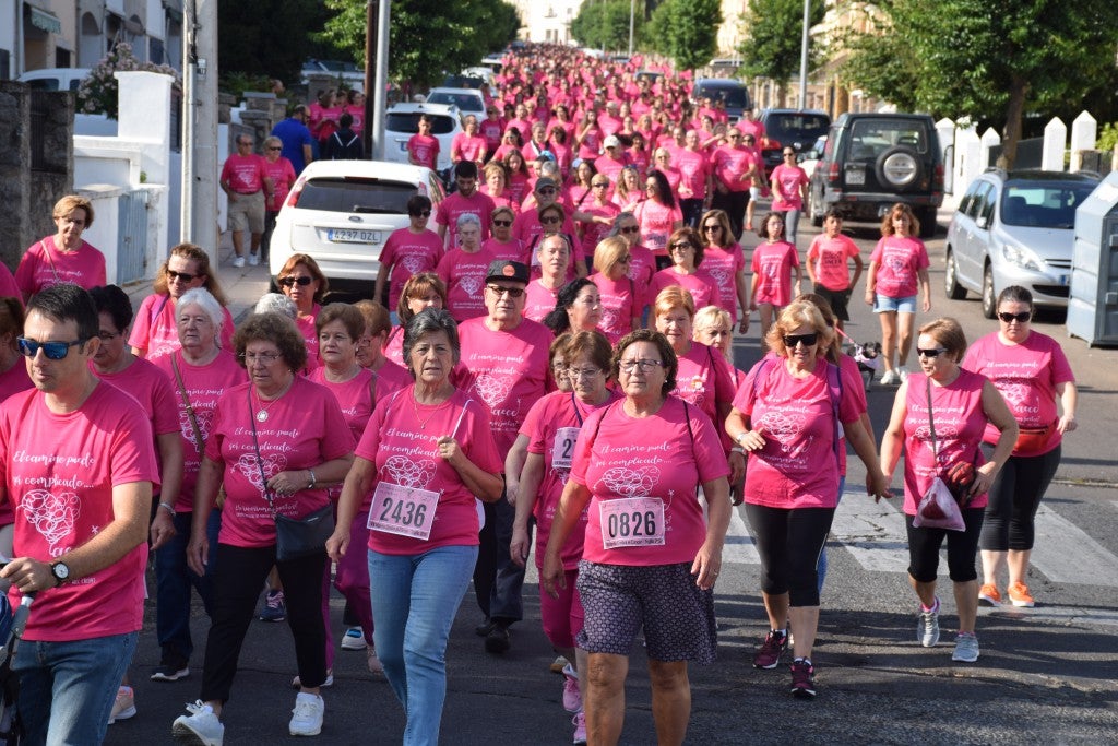 Las calles de la ciudad se tiñeron de rosa, con la celebración ayer de la multitudinaria VIII Marcha Contra el Cáncer. Reunió no solo a vecinos de Trujillo, sino también de diferentes poblaciones de la comarca e incluso, de otras zonas de Extremadura. Al final, se vendieron 3.132 dorsales, una cifra muy parecida a la del año pasado, a un precio de 5 euros. Junto a esos dorsales, se entregaron las camisetas rosas identificativas.