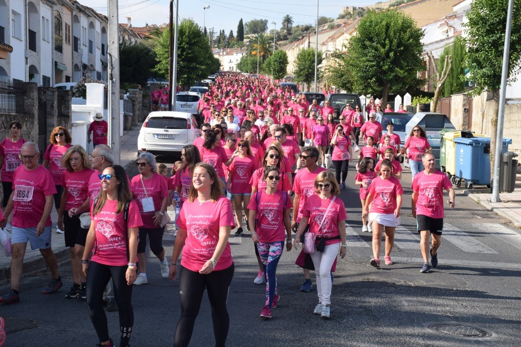 Las calles de la ciudad se tiñeron de rosa, con la celebración ayer de la multitudinaria VIII Marcha Contra el Cáncer. Reunió no solo a vecinos de Trujillo, sino también de diferentes poblaciones de la comarca e incluso, de otras zonas de Extremadura. Al final, se vendieron 3.132 dorsales, una cifra muy parecida a la del año pasado, a un precio de 5 euros. Junto a esos dorsales, se entregaron las camisetas rosas identificativas.