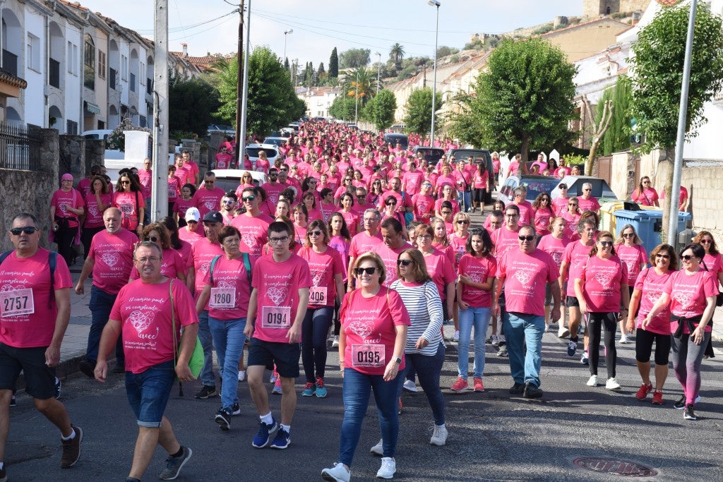 Las calles de la ciudad se tiñeron de rosa, con la celebración ayer de la multitudinaria VIII Marcha Contra el Cáncer. Reunió no solo a vecinos de Trujillo, sino también de diferentes poblaciones de la comarca e incluso, de otras zonas de Extremadura. Al final, se vendieron 3.132 dorsales, una cifra muy parecida a la del año pasado, a un precio de 5 euros. Junto a esos dorsales, se entregaron las camisetas rosas identificativas.