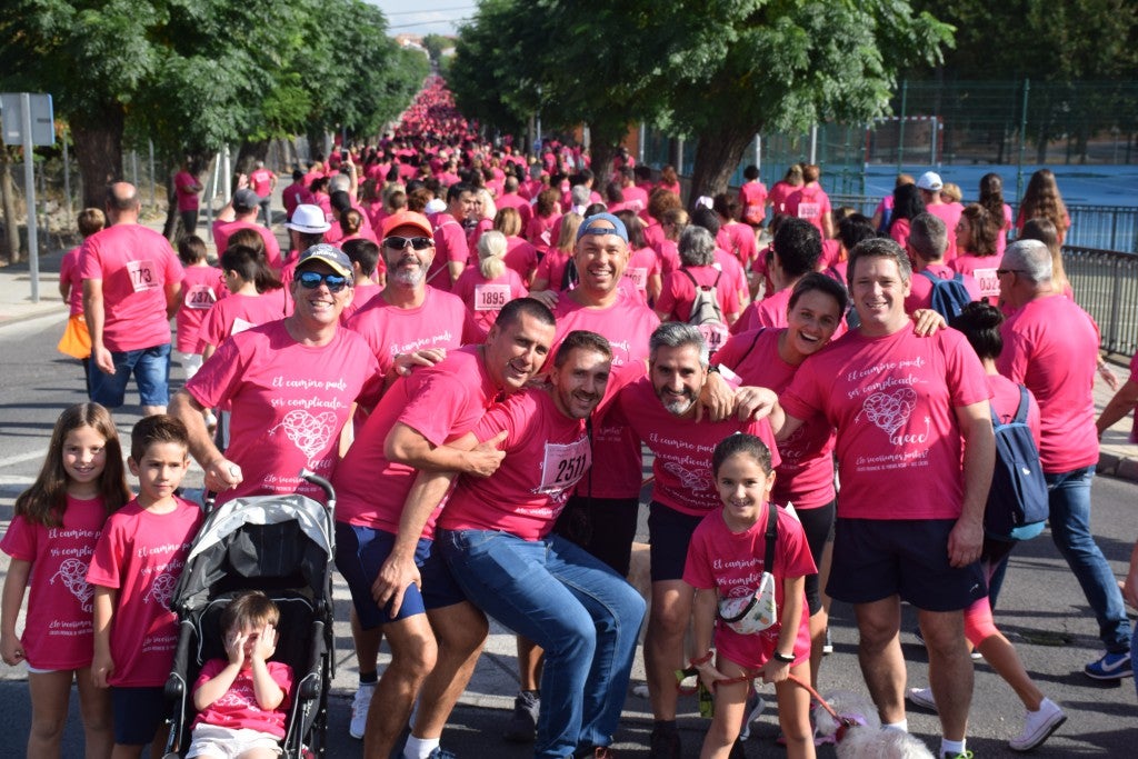 Las calles de la ciudad se tiñeron de rosa, con la celebración ayer de la multitudinaria VIII Marcha Contra el Cáncer. Reunió no solo a vecinos de Trujillo, sino también de diferentes poblaciones de la comarca e incluso, de otras zonas de Extremadura. Al final, se vendieron 3.132 dorsales, una cifra muy parecida a la del año pasado, a un precio de 5 euros. Junto a esos dorsales, se entregaron las camisetas rosas identificativas.