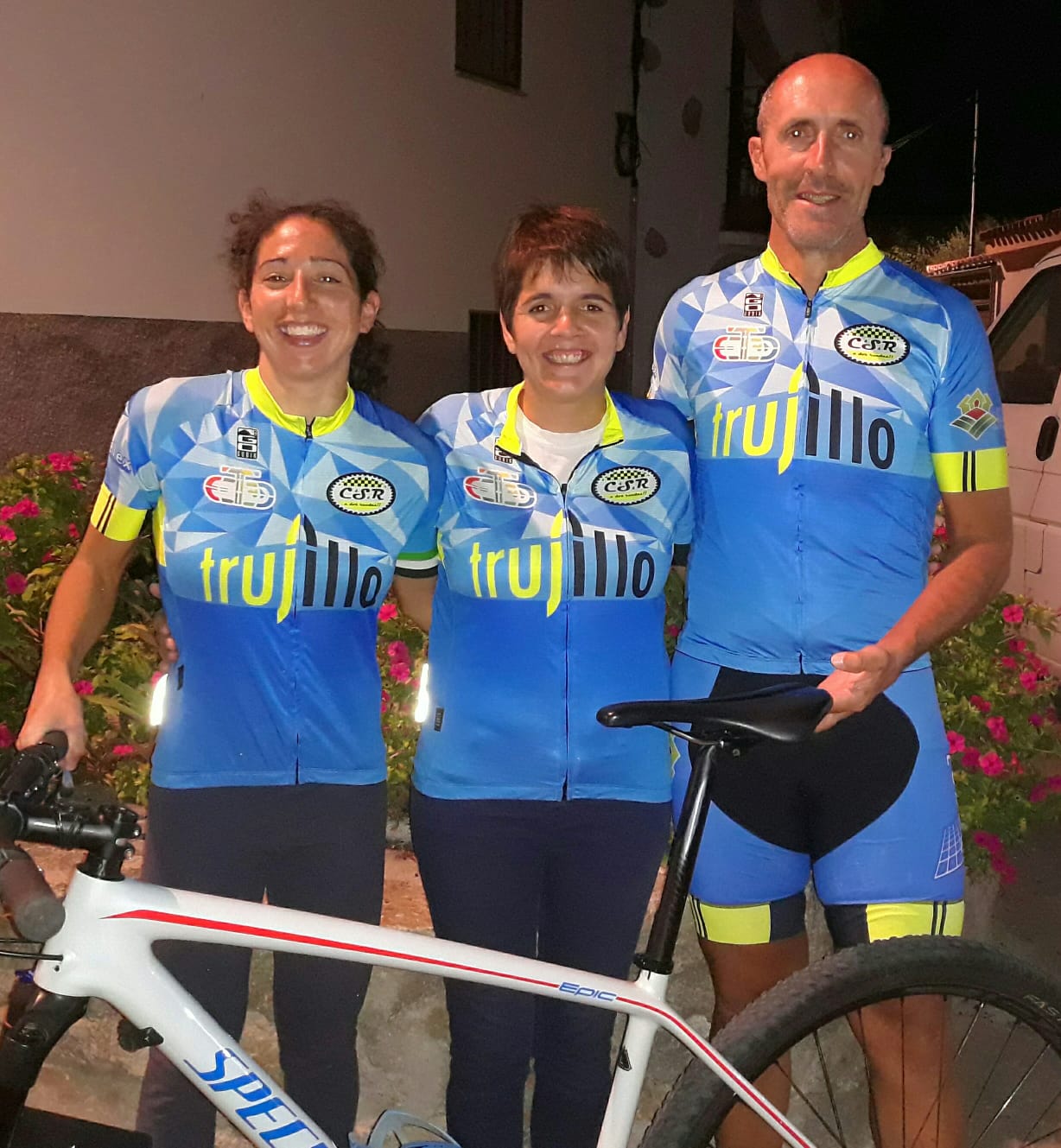 Los dos ciclistas con la concejala 