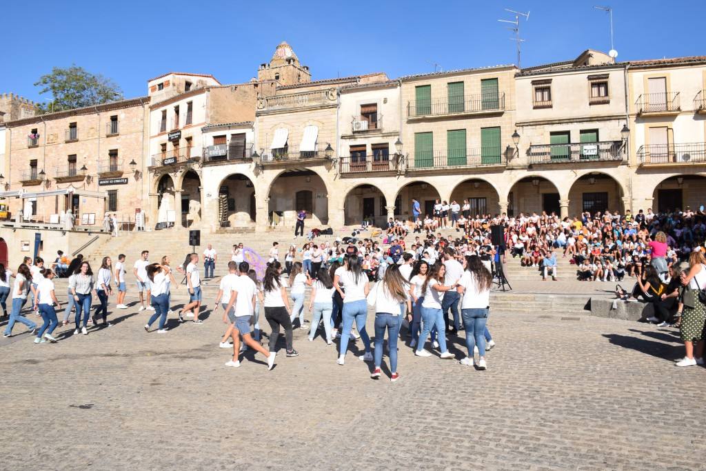 El centro de Trujillo de Aspace Cáceres no ha querido pasar por alto el Día Mundial de la Parálisis Cerebral, que se conmemora el 6 de octubre. Por ello, llevó a cabo ayer una actividad lúdica, reivindicativa y de sensibilización en la plaza Mayor, englobada en la campaña 'Dale la vuela', de la Confederación Aspace