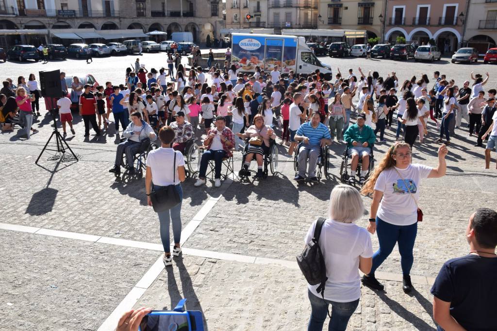 El centro de Trujillo de Aspace Cáceres no ha querido pasar por alto el Día Mundial de la Parálisis Cerebral, que se conmemora el 6 de octubre. Por ello, llevó a cabo ayer una actividad lúdica, reivindicativa y de sensibilización en la plaza Mayor, englobada en la campaña 'Dale la vuela', de la Confederación Aspace