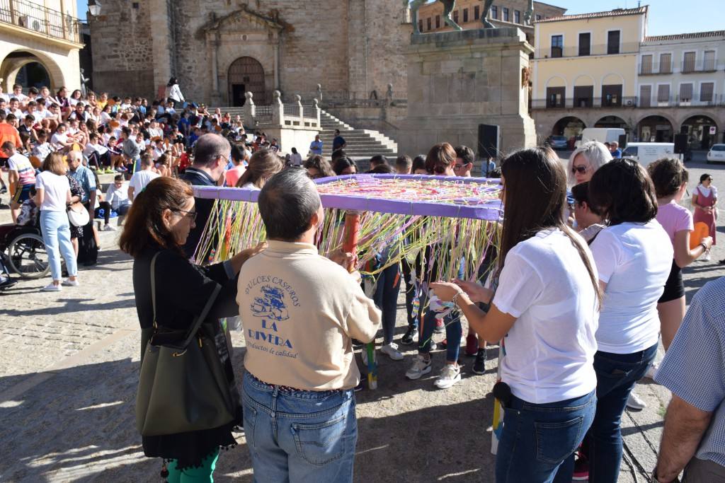 El centro de Trujillo de Aspace Cáceres no ha querido pasar por alto el Día Mundial de la Parálisis Cerebral, que se conmemora el 6 de octubre. Por ello, llevó a cabo ayer una actividad lúdica, reivindicativa y de sensibilización en la plaza Mayor, englobada en la campaña 'Dale la vuela', de la Confederación Aspace