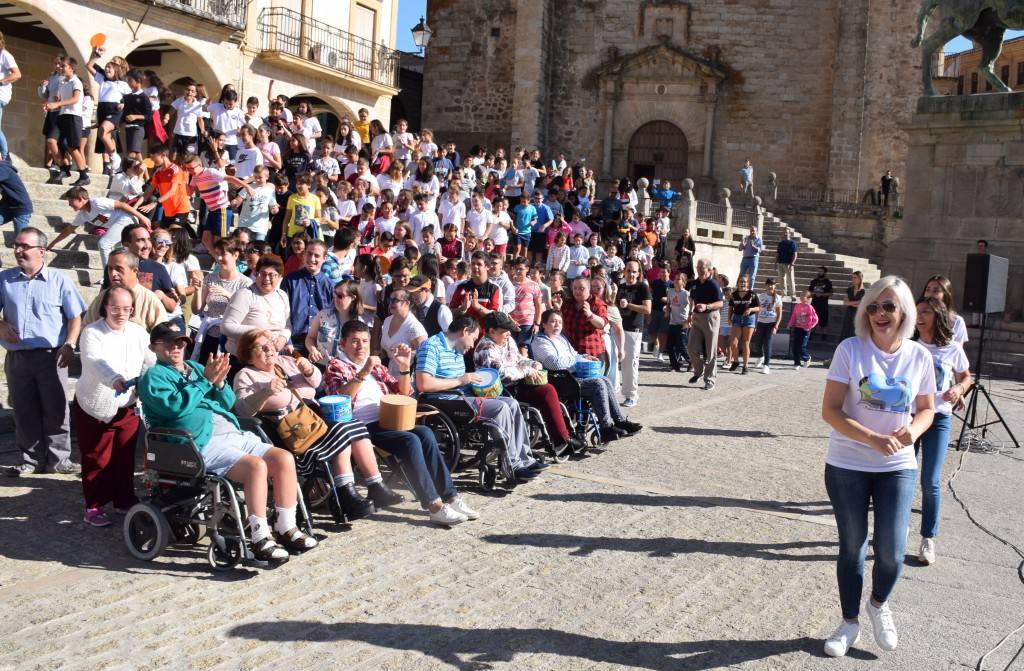 El centro de Trujillo de Aspace Cáceres no ha querido pasar por alto el Día Mundial de la Parálisis Cerebral, que se conmemora el 6 de octubre. Por ello, llevó a cabo ayer una actividad lúdica, reivindicativa y de sensibilización en la plaza Mayor, englobada en la campaña 'Dale la vuela', de la Confederación Aspace