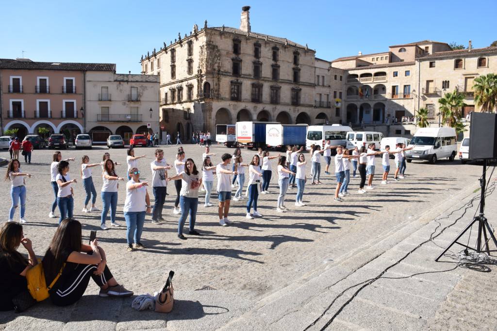 El centro de Trujillo de Aspace Cáceres no ha querido pasar por alto el Día Mundial de la Parálisis Cerebral, que se conmemora el 6 de octubre. Por ello, llevó a cabo ayer una actividad lúdica, reivindicativa y de sensibilización en la plaza Mayor, englobada en la campaña 'Dale la vuela', de la Confederación Aspace