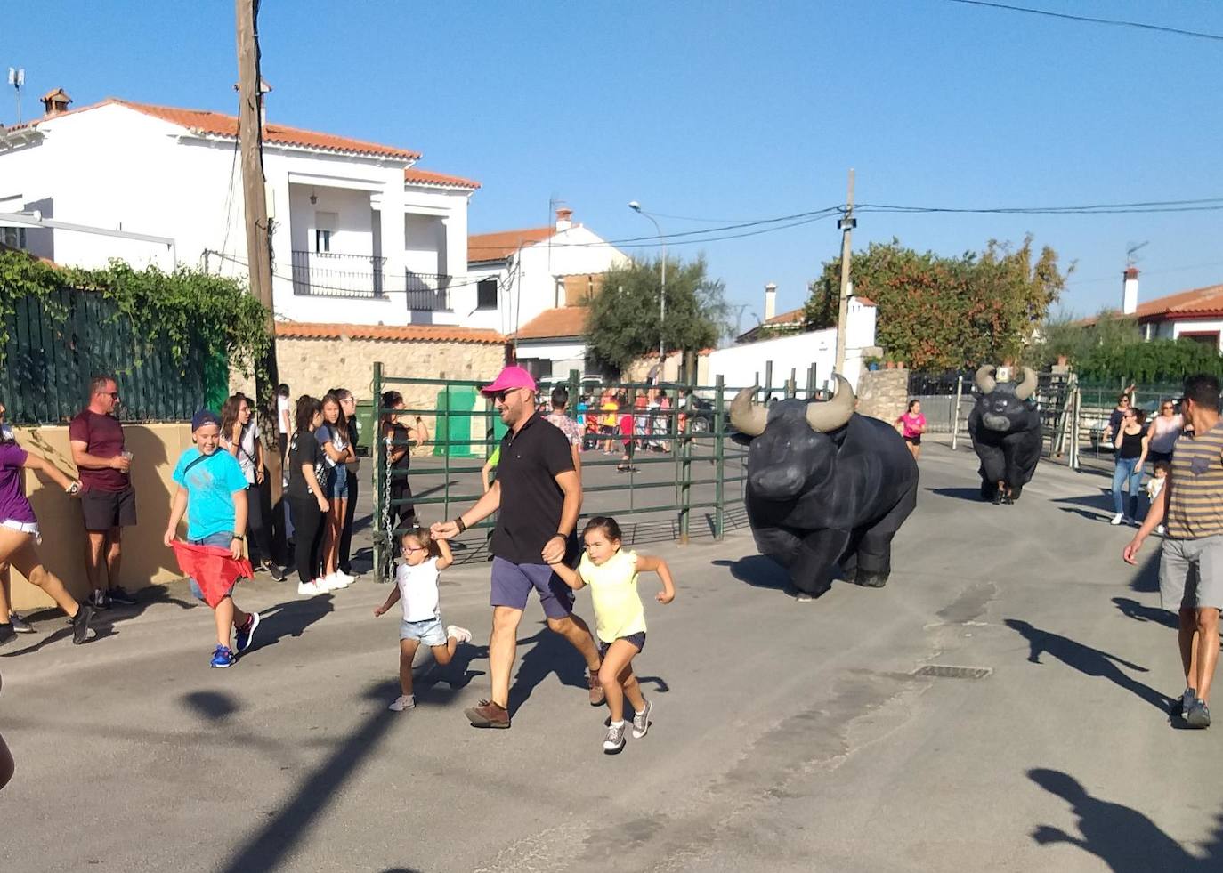 Participantes en el encierro con unos toros muy espciales 