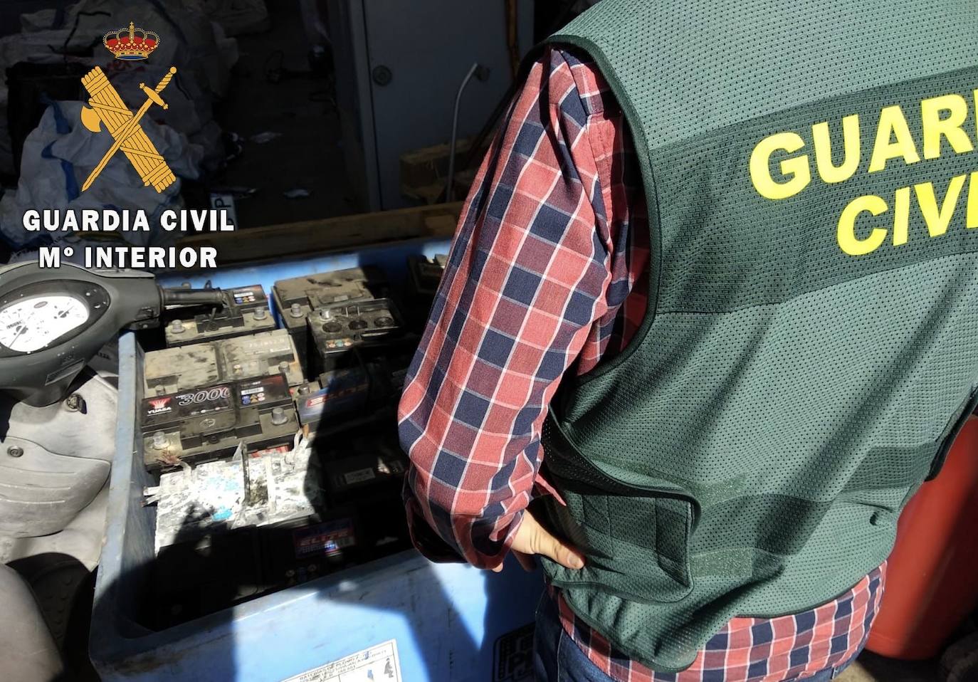 Imagen de un Guardia Civil durante la inspección a una chatarrería 