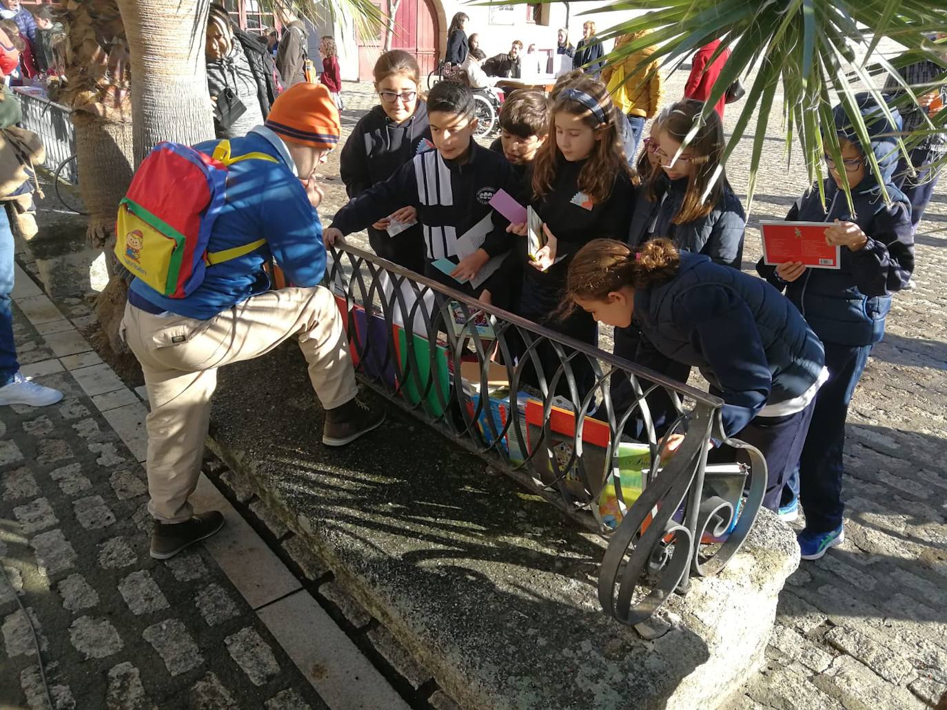 Estudiantes con el intercambio de libros.