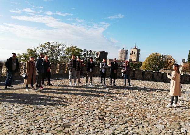 Alba Gil, en una visita guiada en los aledaños del castillo 