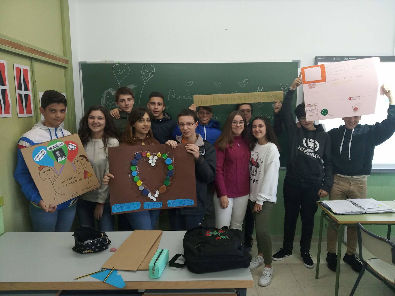 Participantes del proyecto con parte del material promocional 